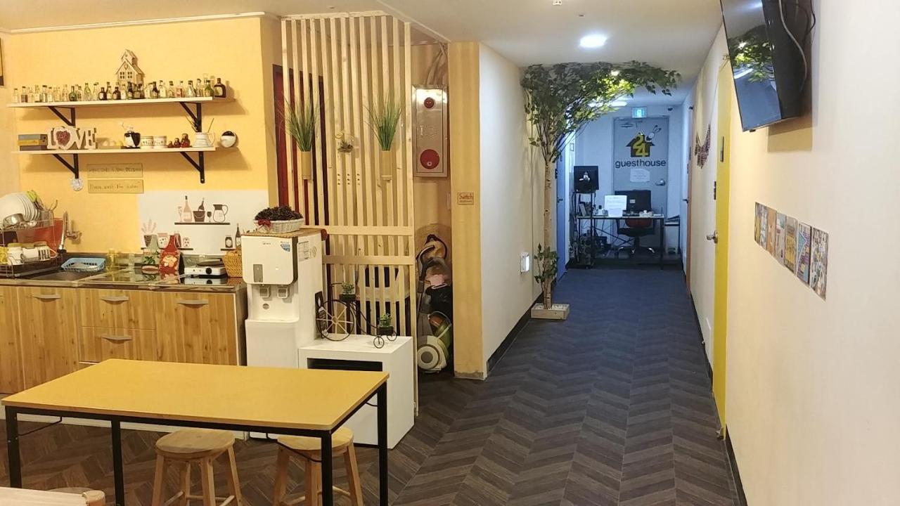 24Guesthouse Seomyeon Busan Exterior photo